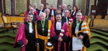 groupe de personnes en toge lors de la cérémonie de remise des titres de professeur honoraire