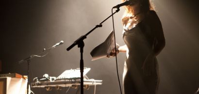 Chanteuse sur scène