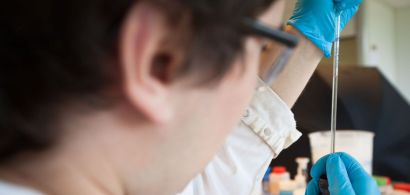 Chimiste dans un laboratoire