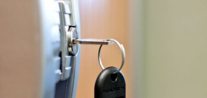 Clé sur une serrure de porte