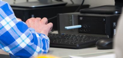 Gros plan sur une clé USB et un ordinateur