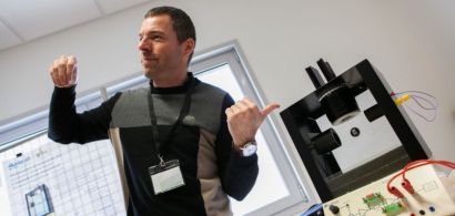 Arnaud Hubert présente une maquette de lévitation magnétique