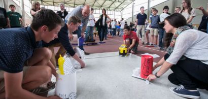 Des collégiens avec leur robot