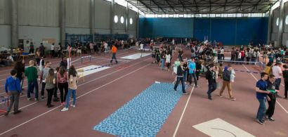 Un gymnase plein de monde.