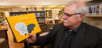 Alain Czorny montrant son livre