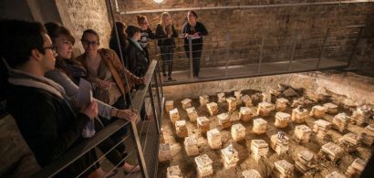 Des étudiantes sur la passerelle métalique dans la domus