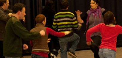 Plusieurs personnes font des exercices lors d'un cours de théâtre