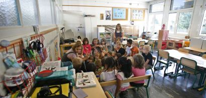 Photographie d'écolier dans leur classe.