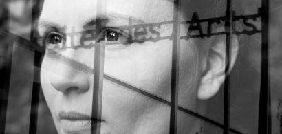 Femme de profil en noir et blanc