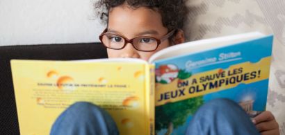 Une petite fille lisant une BD