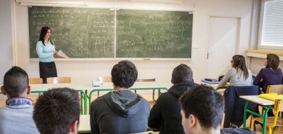 Une enseignante en classe