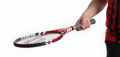 Un jeune homme tenant une raquette de tennis