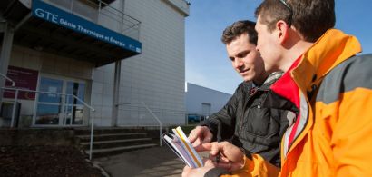 Deux étudiants observent un bâtiment de l'IUT depuis l'extérieur