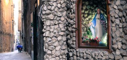 statue de vierge Marie dans une rue de Naples
