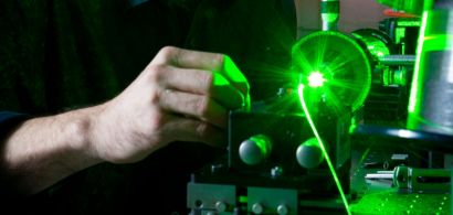 Un chercheur travaillant sur une fibre optique