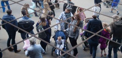 Reflet d'une foule dans un miroir