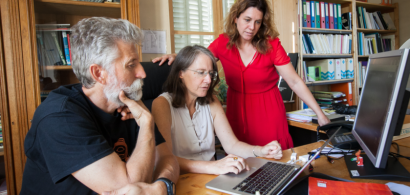 Jean-Marc Petit, Annie Robin et Céline Reylé devant un ordinateur