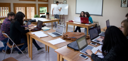 Des étudiants pendant un exercice de gestion de crise