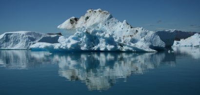 Lac et iceberg au Groenland