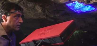 George Tirologos dans une grotte avec un scanner.