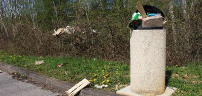 Des poubelles et des déchets sur le campus.