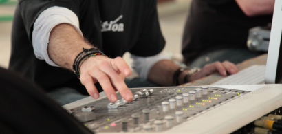Un étudiant utilisant une table de mixage