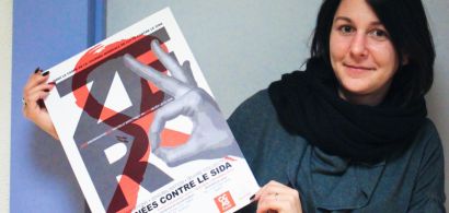 Une étudiante qui tient une affiche