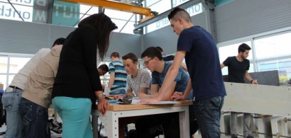 Des étudiants autour d'une table dans un atelier.
