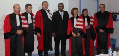 Plusieurs personnes en toge lors de la soutenance de thèse de Aimad Amzil