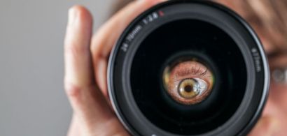 Un oeil derrière un objectif