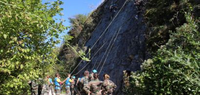 Des étudiants en DUT Tech de co participant à une épreuve d'escalade