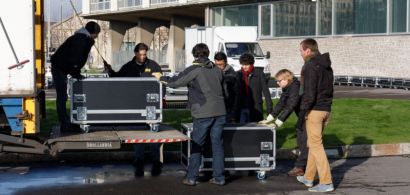 Les bénévoles déchargent un camion
