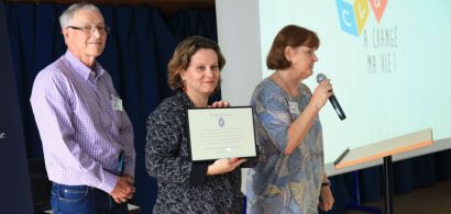 La directrice du CLA entourée de deux anciens étudiants du Knox College  