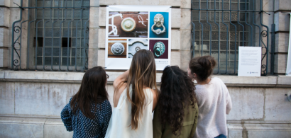 Un groupe d'étudiantes en train de regarder des photos de l'exposition "In/Vu"