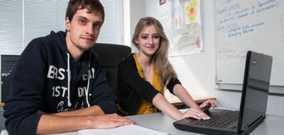 Portrait d'Antoine Tournier et de Charlie Louis devant un ordinateur