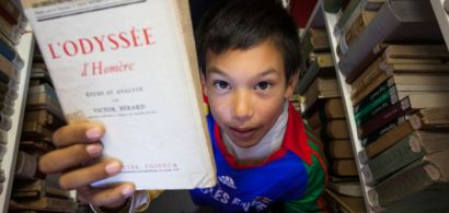 Photo d'un collégien tenant l'"Odyssée" d'Homère