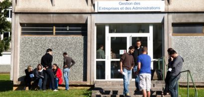 Un groupe d'étudiants devant l'IUT