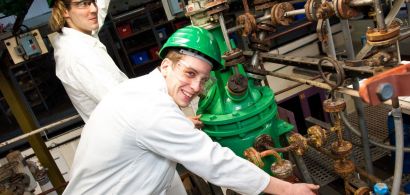 2 élèves d'IUT Chimie
