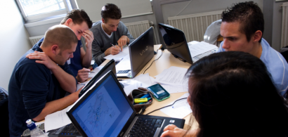 Un groupe d'étudiants en train de travailler pendant un jeu de simulation.