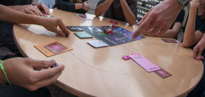 Partie de jeu de société entre étudiants