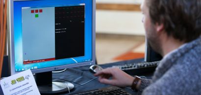 Personne devant un écran de jeu