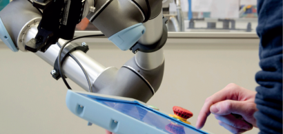 Une personne programme un robot