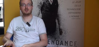 Julien Bernard devant une affiche de cinéma