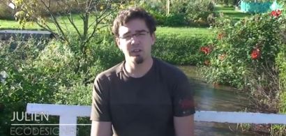 Un jeune homme assis sur un banc dans un parc