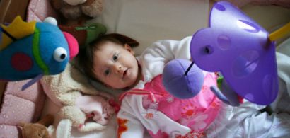 Un bébé dans son berceau