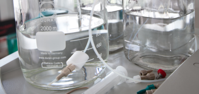 Flacon d'eau à analyser en laboratoire