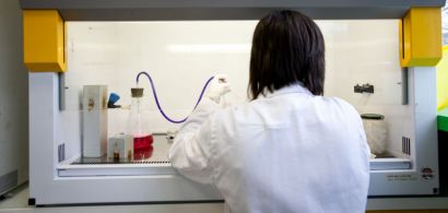 Une chercheuse de dos dans un laboratoire de biochimie