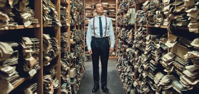 Photo extraite du film montrant le personnage principal dans une salle d'archives