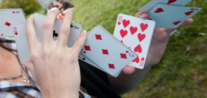 Magicien manipulant un jeu de cartes