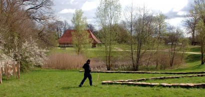 Un homme construit une œuvre d'art dans la nature